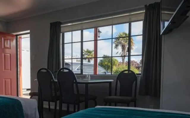 Bk's Palm Court Motor Lodge