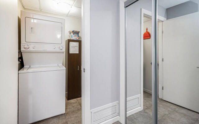 Beautiful 1bd Condo Patio Gym Parking Location