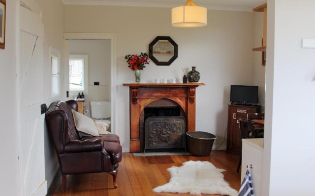 Wines for Joanie Cottage – Guest Rooms – Sidmouth