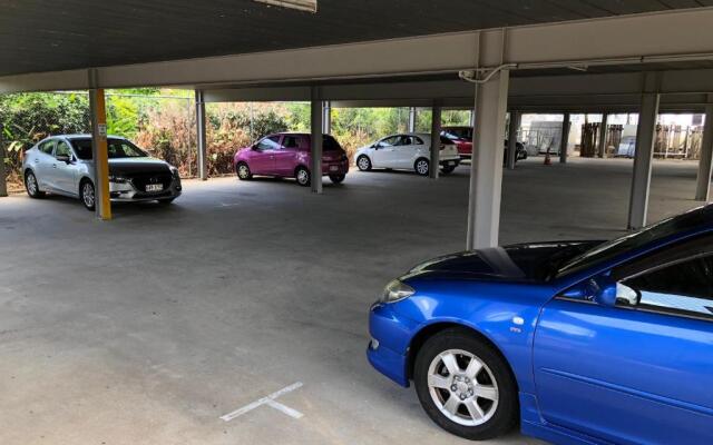 Cairns Reef Apartments & Motel
