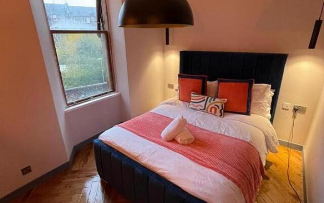 New! Stunning 1 bed Apt in West End