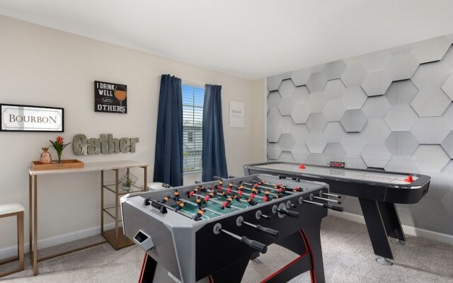 1509 MC - Exquisite 8BR Villa With Pool & Games