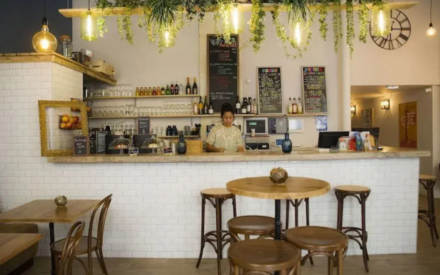 Georges Hostel & Café