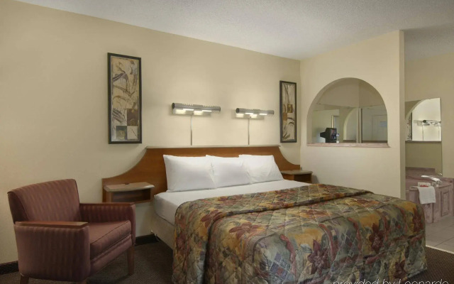 Red Roof Inn Clarksville