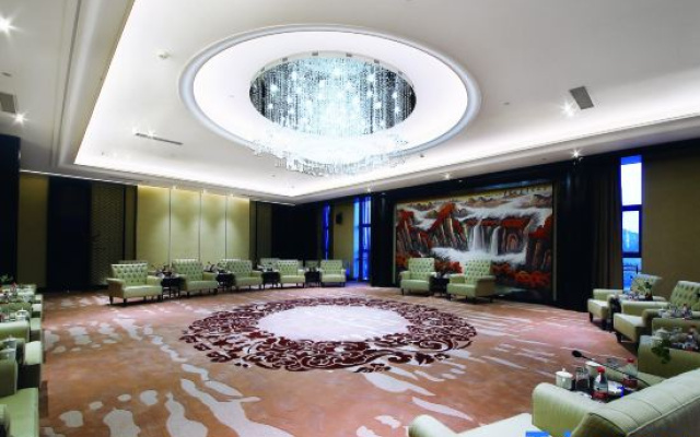Longhu Hotel