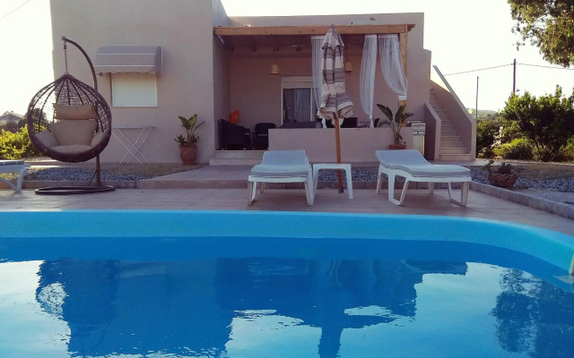 Gennadi Serenity House -beachfront Villa