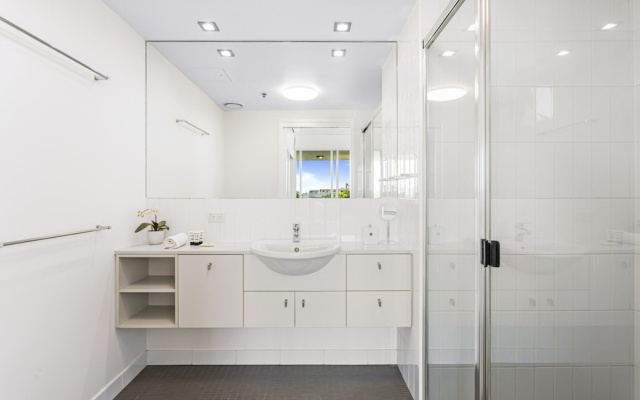 High-floor 2-bed CBD Unit With Views & Amenities – Guest Rooms – Brisbane