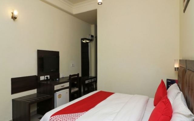 OYO 389 Hotel Applee Inn