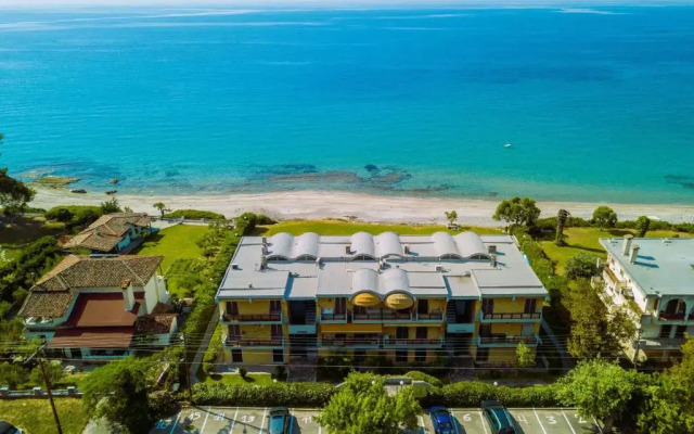 Sunny Bay, beachfront 1-bdrm apartment