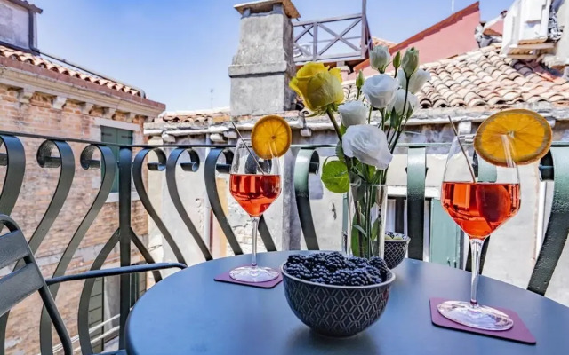 Lo Squero 3 Apartment With Balcony in Dorsoduro