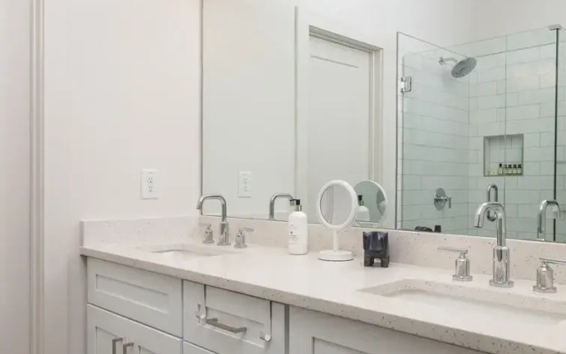 Cheerful Townhome With Garage EAV Local