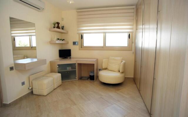 Seafront 5 Bedroom Villa Paradise in Sea Caves