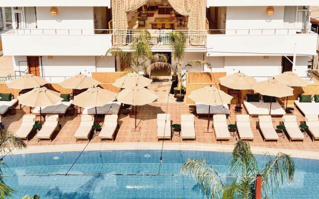 Esquire Hotel & Lounge