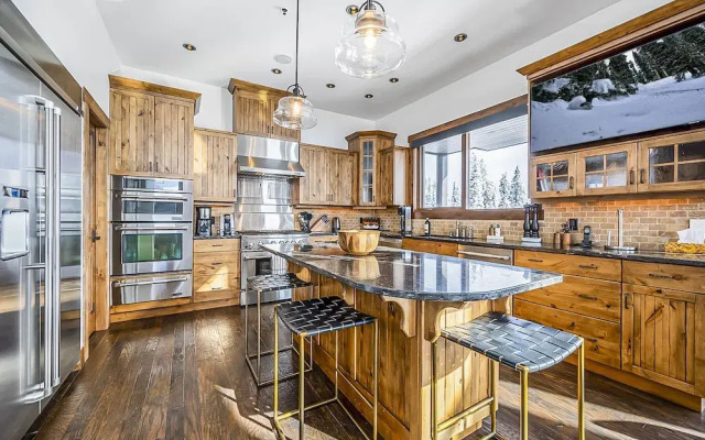 Inuksuk Lodge 4800 sq ft of Excellence