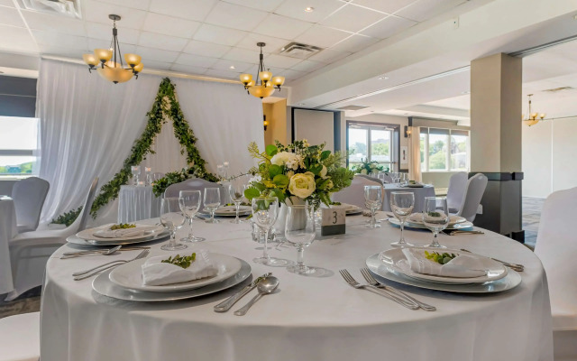 Best Western Plus Chocolate Lake Hotel