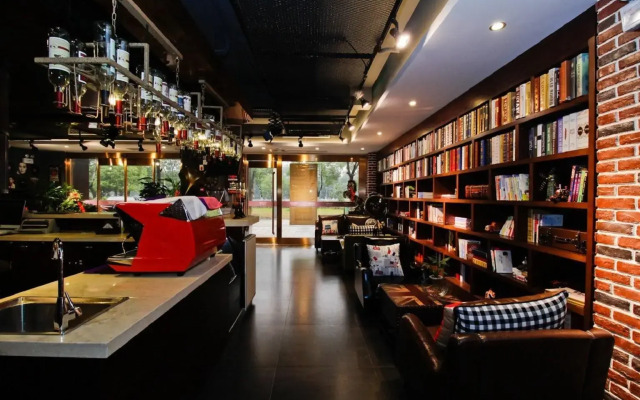 James Joyce Coffetel·Hefei Binhu Provincial Government Tangxihe Park Metro Station