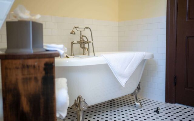 Sheridan Inn, B/W Signature Collection