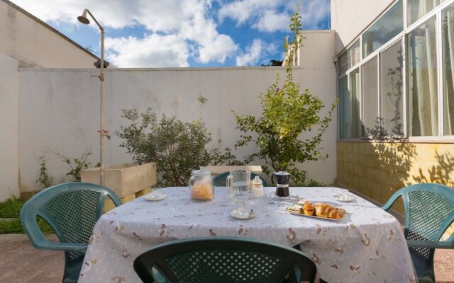 2689 Dalia House by Barbarhouse