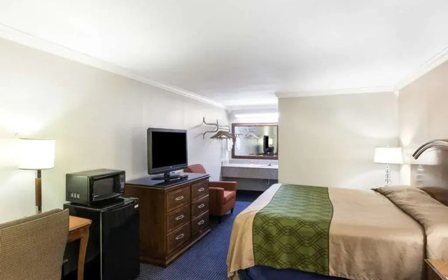 Econo Lodge Inn & Suites Fiesta Park