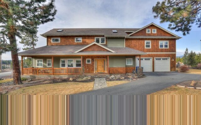 Spacious Five Peaks Home with Soaking Tub and BBQ by RedAwning