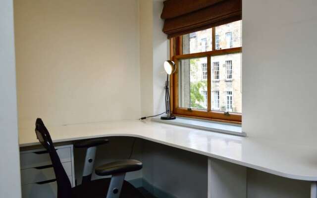 2 Bedroom Edinburgh Flat On Quiet Cobbled Street