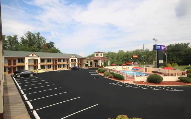 Knights Inn Pilot Mountain