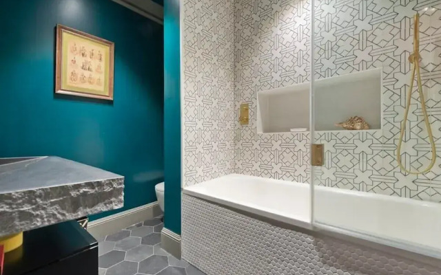 Colourful 3 Bed Kensington Garden Flat