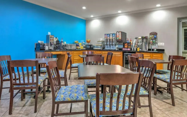 Days Inn & Suites - Cabot