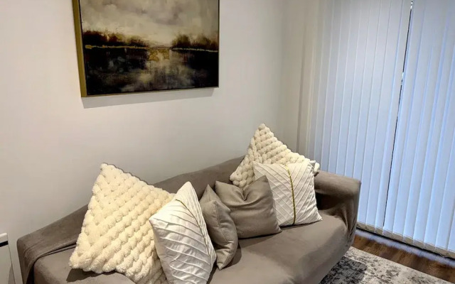 Stylish 2-bed Apt-private Parking-10mins to Centre