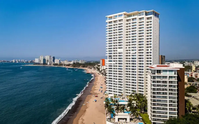 Oceanfront 1BR With Balcony - Sea View Pools