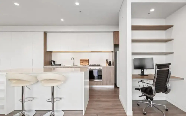 Luxe 2-bed: Modern Interiors, Balcony & BBQ Area