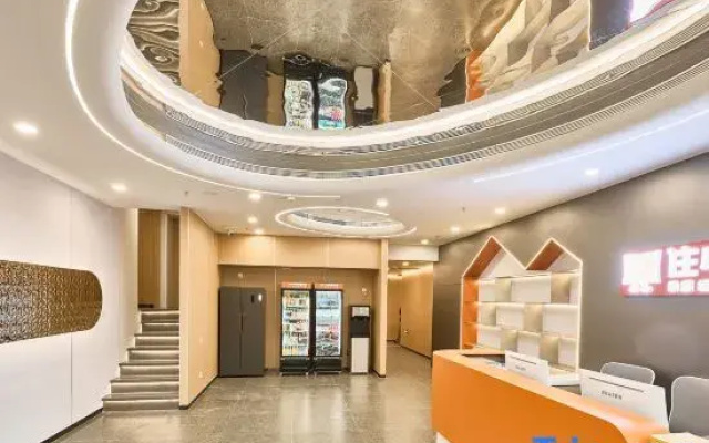 Stay at Ding Hotel (Beijing Lizhuang Business District 307 Hospital Branch)