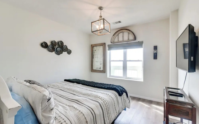 Pool Access, Walk to Beach: Galveston Condo!