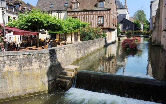 Studio in Montargis, with Wifi