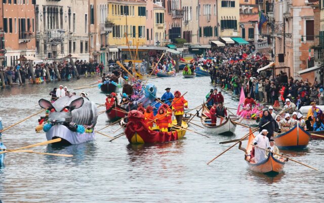 Hotel Monaco & Grand Canal