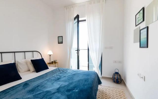 Artsy Modern Bright Apt in Bat Yam