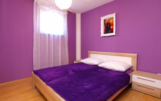 Apartment with pool 1038