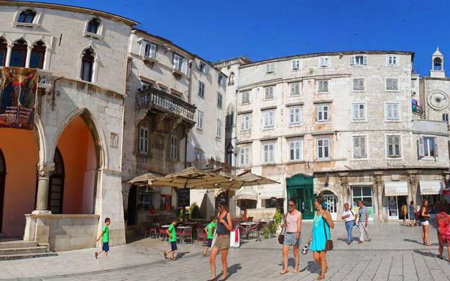 Rodrigo Apartments