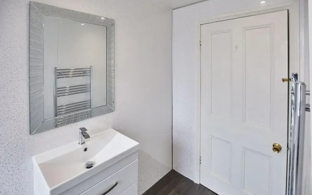 Rooftops in Whitby With 1 Bedrooms and 1 Bathrooms