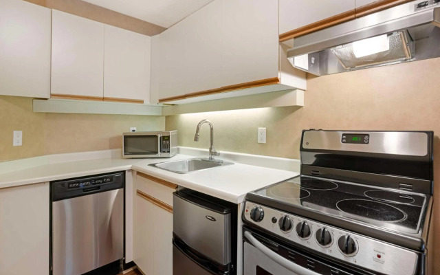 Best Western Plus Emerald Isle Hotel