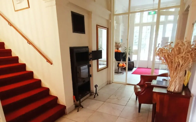 Green White Hotel Restaurant