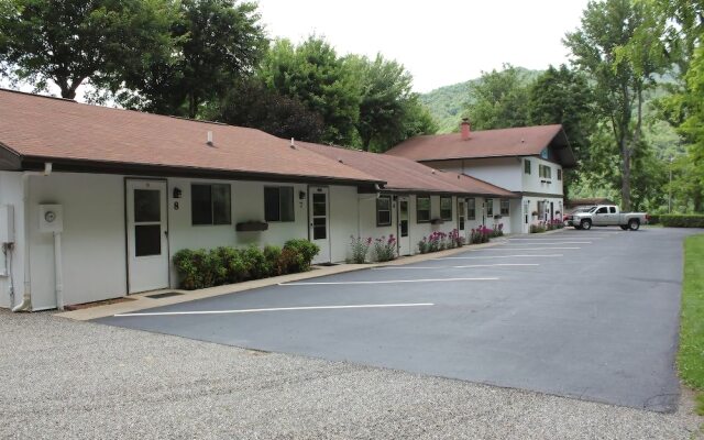 The Chalet Motel & Apts