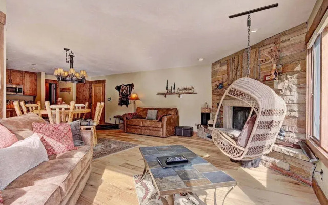 1710 The Willows 1 Bedroom Condo by RedAwning