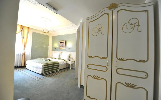 Queen's Astoria Design Hotel