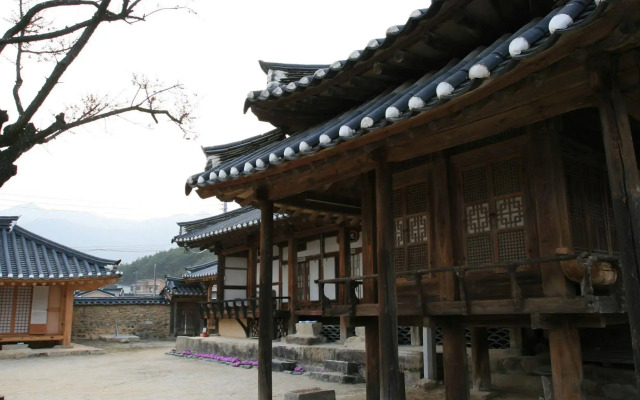 Geochang Choongsindang Donggae Jeongon Gotek