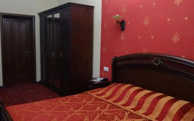 Status Hotel