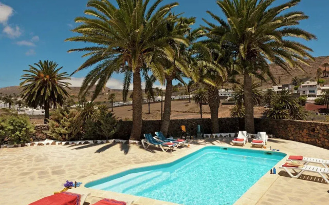 Comfortable Villa in Haría With Swimming Pool