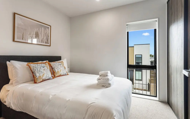 Fresh & sleek Grey Lynn unit with private patio