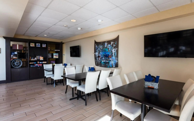SEVEN Sebring Raceway Hotel
