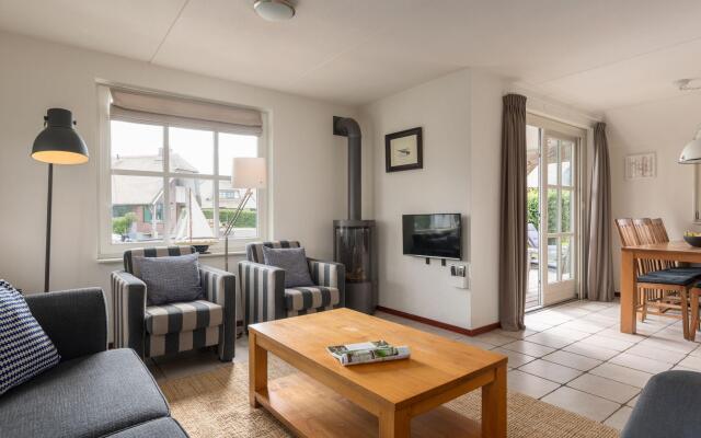 Stylish Thatched Villa with 2 Bathrooms near Giethoorn